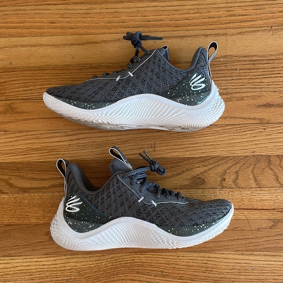 Unisex Curry Team 10 Flow Basketball Shoe in pitch grey/white - Picture 3 of 5